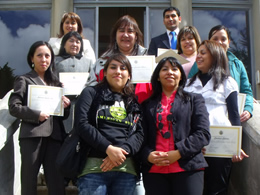 Las asistentes al curso de Lengua de Señas muestran sus diplomas.