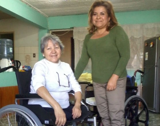 Directora Regional realiza entrega de silla de ruedas