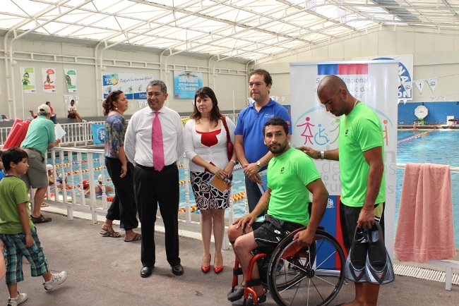 Autoridades junto al tenista Robinson Méndez en el lanzamiento de la campaña Verano Seguro