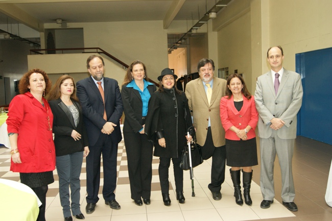 Directora Nacional de SENADIS junto a invitados y expositores del seminario internacional