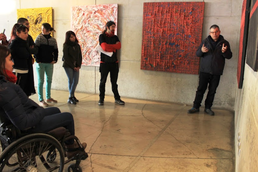 Personas visitan exposición inclusiva en la Biblioteca de Santiago. 