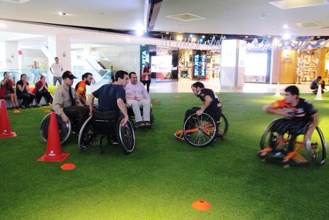 Deportistas paralímpicos participaron de actividad junto a ejecutivos del centro comercial y el INRPAC.