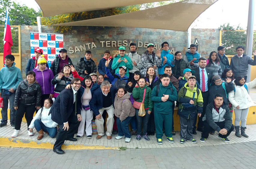 Directores Nacional de SENADIS y SERNATUR junto a estudiantes de la Escuela Santa Teresa de Ávila.