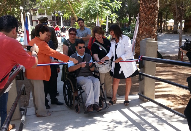 Directora Regional inaugura Ruta Accesible en Plaza de Pisco Elqui