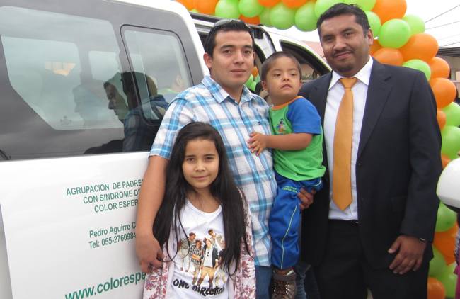 Director Regional en entrega de vehículo a Agrupación Down Color Esperanza de Antofagasta 