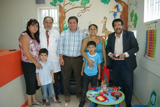 Niños implantados junto a representantes de Senadis y Dr. Roberto Fernández.