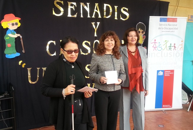 Directora Regional realiza entrega de identificadores de billetes para personas con discapacidad visual