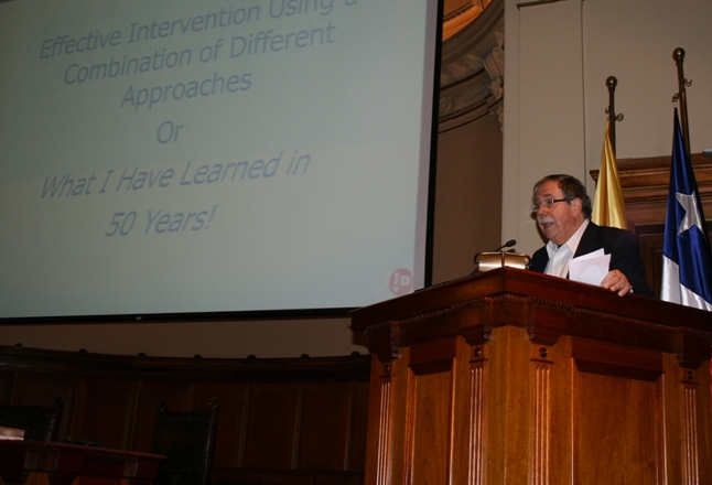 Dr. Jan van Dijk exponiendo en el seminario. 
