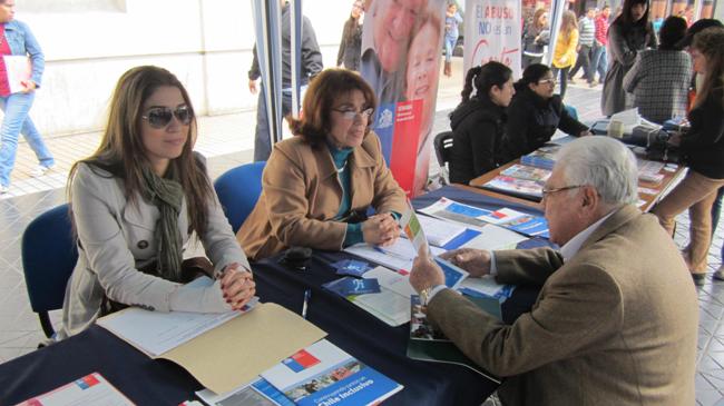 Andrea Morata, abogada CAJTA y Gloria Gutiérrez, profesional Senadis atienden una consulta del historiador Juan Floreal Recabarren