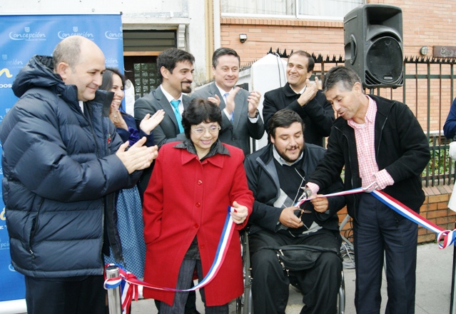 Director Nacional de Senadis junto al Alcalde de Concepción y autoridades regionales en la inauguración de la Casa de la Inclusión