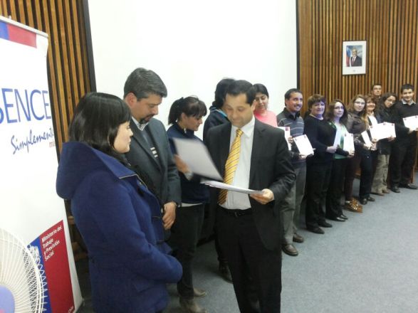 Director Regional de Senadis, William Martínez haciendo entrega de los certificados.
