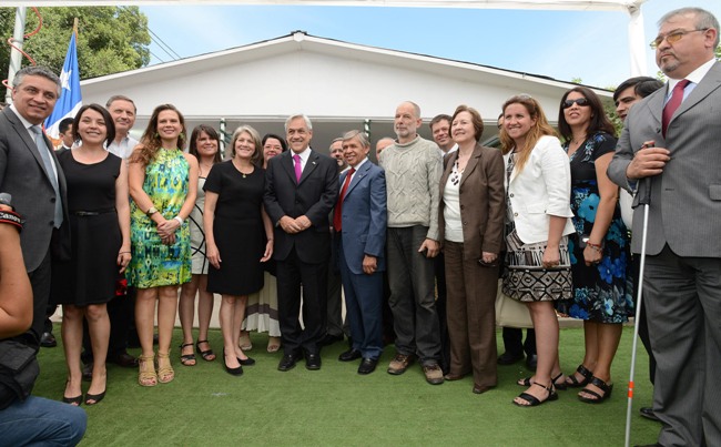 Presidente Piñera junto a representantes de organizaciones de y para personas con discaapcidad