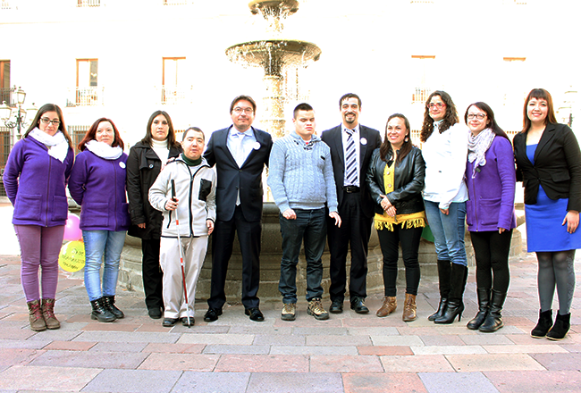 Ministro Barraza y Director Nacional de Senadis junto a representantes de Cidevi-Ven. 