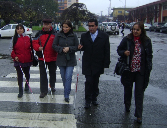 Directora Regional de Los Ríos durante un recorrido por calles de la ciudad.