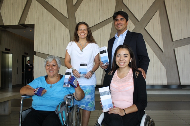 Directores de Senadis y Sernatur presentando la Guía de Alojamientos Turísticos Accesibles junto a dos personas con discapacidad