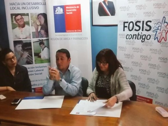 Senadis Arica y Fosis firman convenio