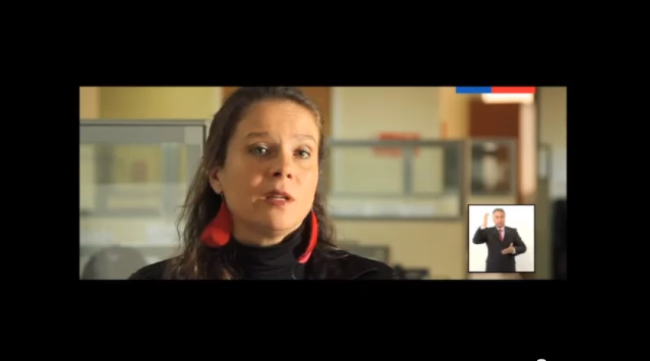 Directora Nacional del Senadis en video del Sello Chile Inclusivo con intérprete en lengua de señas.