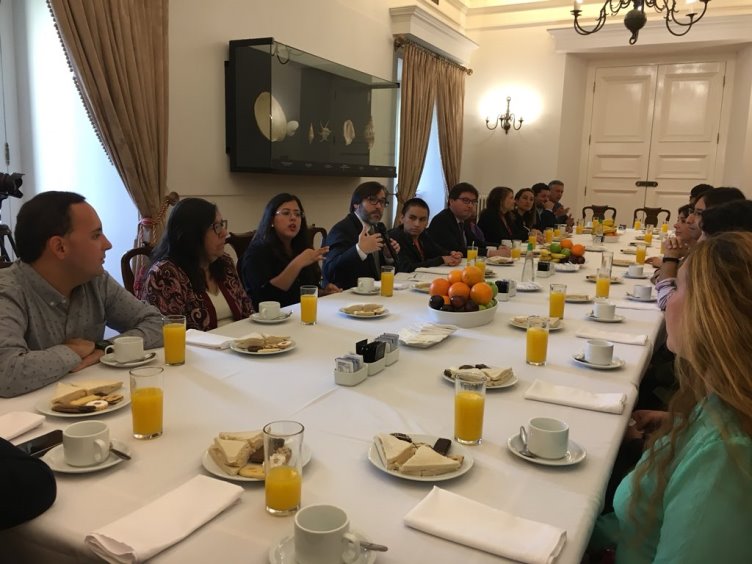Ministro Barraza y Director Nacional del SENADIS comparten desayuno con estudiantes beneficiados
