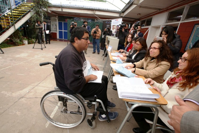 Imagen que recrea el voto asistido para personas con discapacidad.
