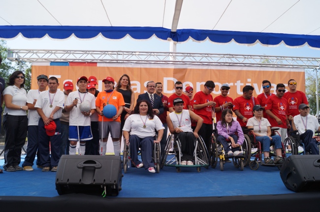 Autoridades con deportistas destacados en Fiesta del Deporte Adaptado e Inclusivo.