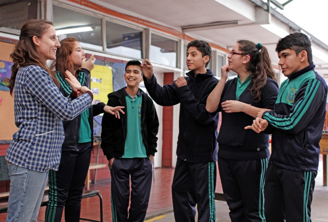 Estudiantes sordos conversando en Lengua de Señas. 