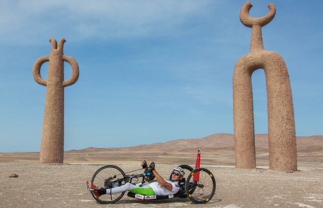 Atleta paralímpico inicia 1000 kms non stop de travesía en handbike a través del desierto de Atacama desde Arica