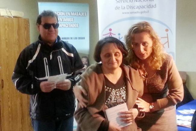 Directora Regional de Senadis junto a persona con discapacidad visual que recibió el identificador