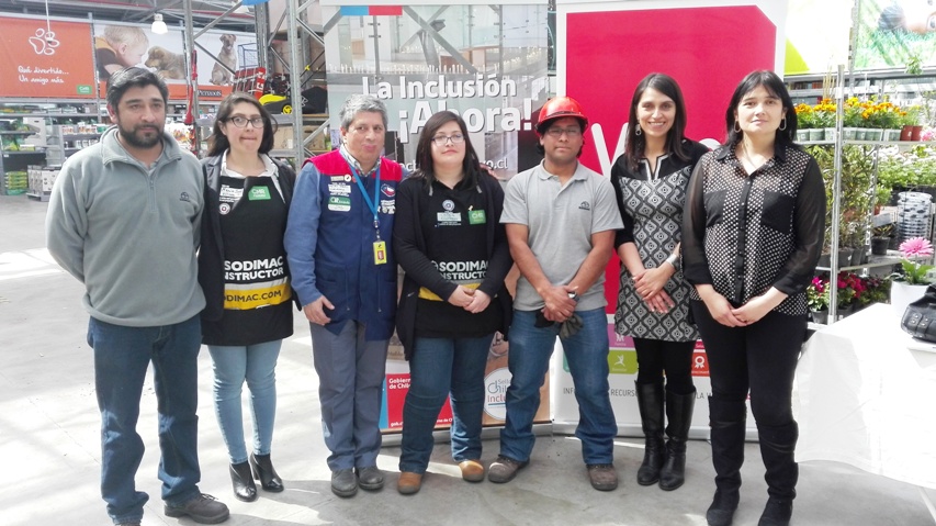 Autoridades junto a trabajadores en el lanzamiento del Sello Chile Inclusivo 2016.