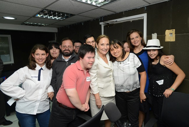 Primera Dama junto a Directora Nacional de Senadis junto a los panelistas de Los Intercomunicadores