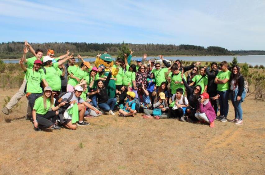 Autoridades y asistentes a la actividad en la Reserva Lago Peñuelas. 