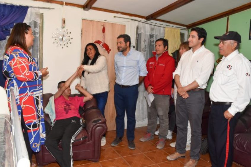 Gobierno entrega cama clínica personalizada a joven con parálisis cerebral