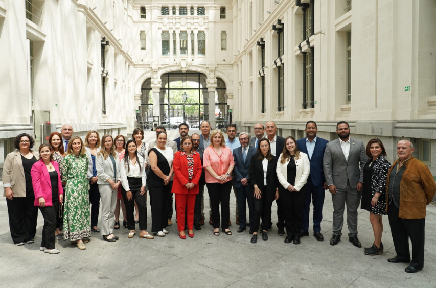 Foto grupal de la delegación de países de Latinoamérica y el Caribe, junto a Inma Sanz, vicealcaldesa de Madrid y responsables municipales 