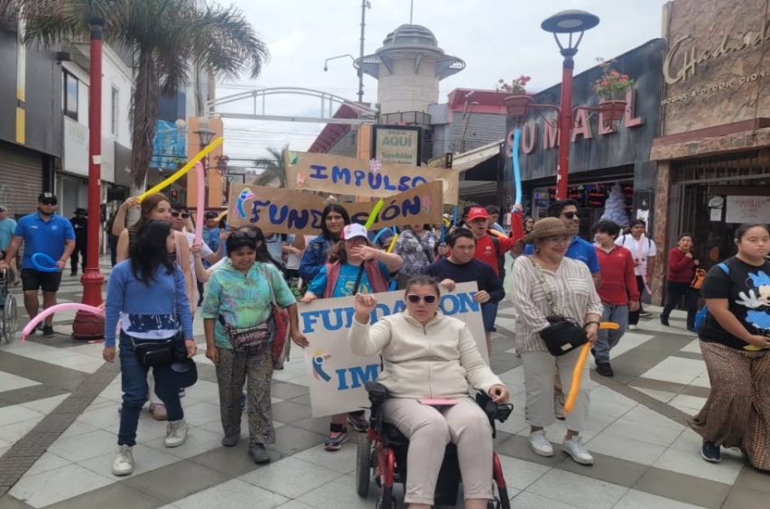 Foto grupal de los participantes en la ceremonia.