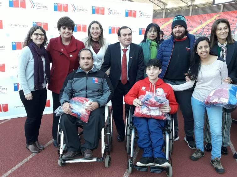 Autoridades junto a representantes maulinos de la delegación paralímpica. 