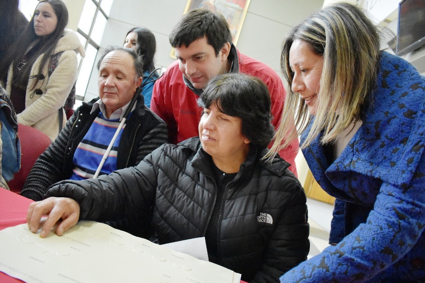 Autoridades junto a las personas con discapacidad visual que asistieron a la actividad.