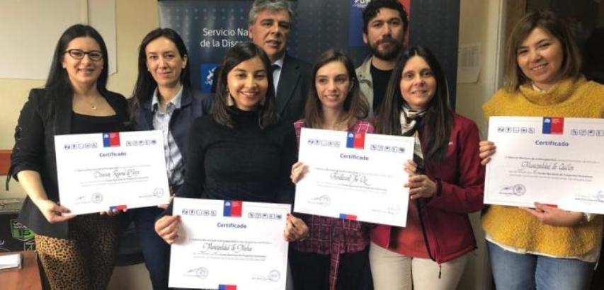 Autoridades junto a las personas beneficiadas.