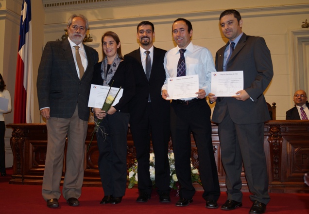 Director Nacional durante la entrega de reconocimiento a kinesiólogos especialistas. 