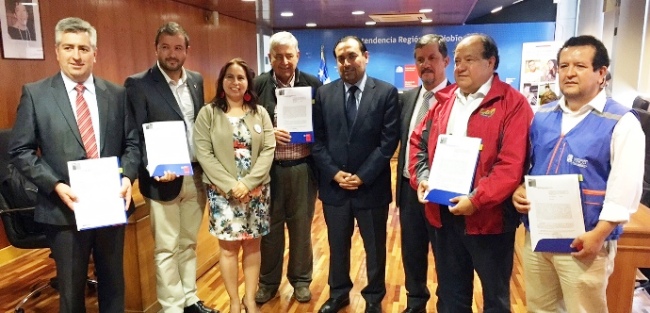 Autoridades exhiben los convenios.