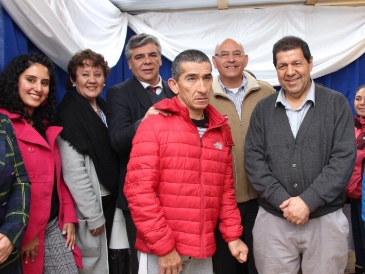 Autoridades junto a las personas que asistieron a la actividad.