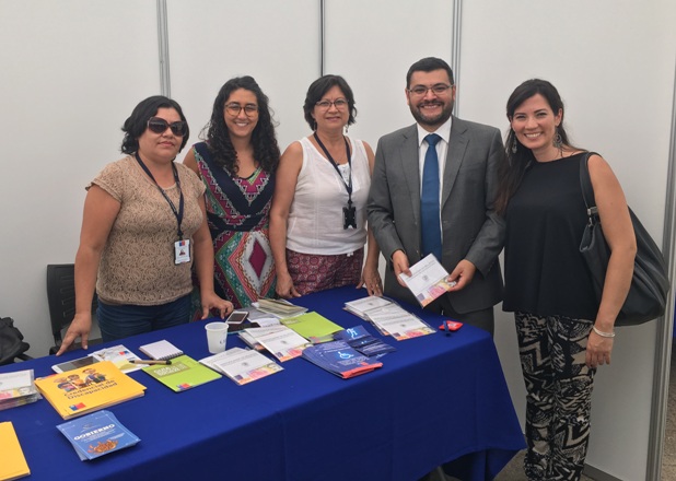 Director Nacional del SERNAC junto a Viviana Ávila visitan el stand de Senadis