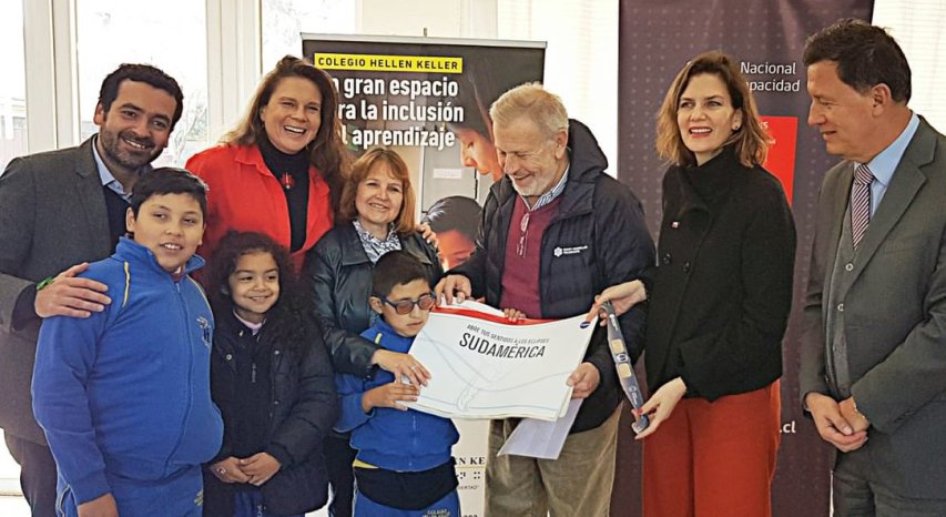 Autoridades hacen entrega del libro “Abre tus Sentidos a los Eclipses: Sudamérica” al Colegio Hellen Keller. 