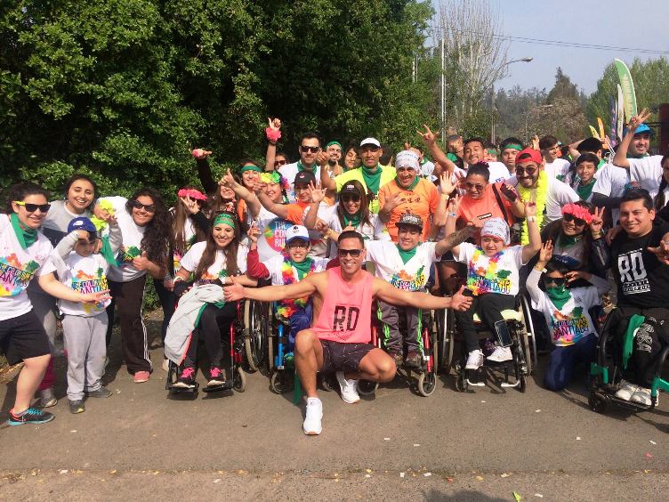 Personas con discapacidad junto a Rodrigo Díaz en el Color Run Dream.