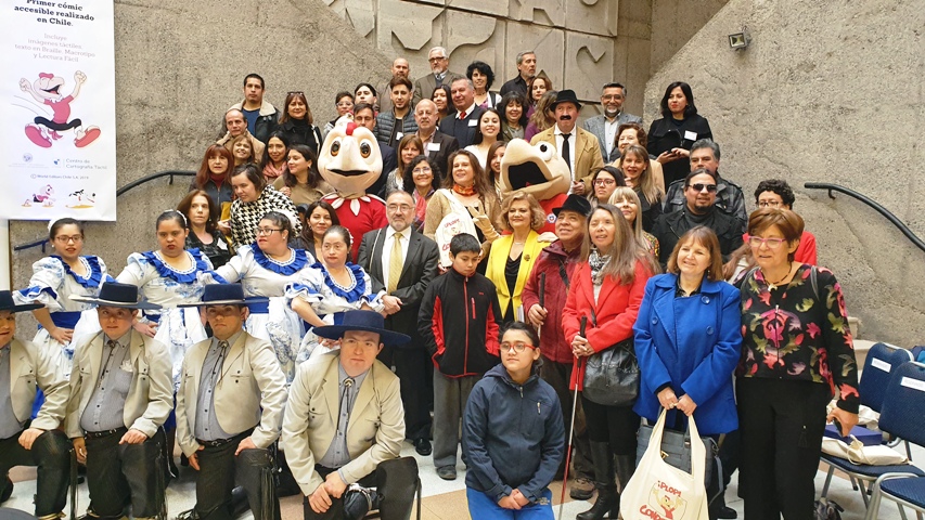 Directora Nacional junto a las personas que participaron en el lanzamiento de Condorito Inclusivo. 