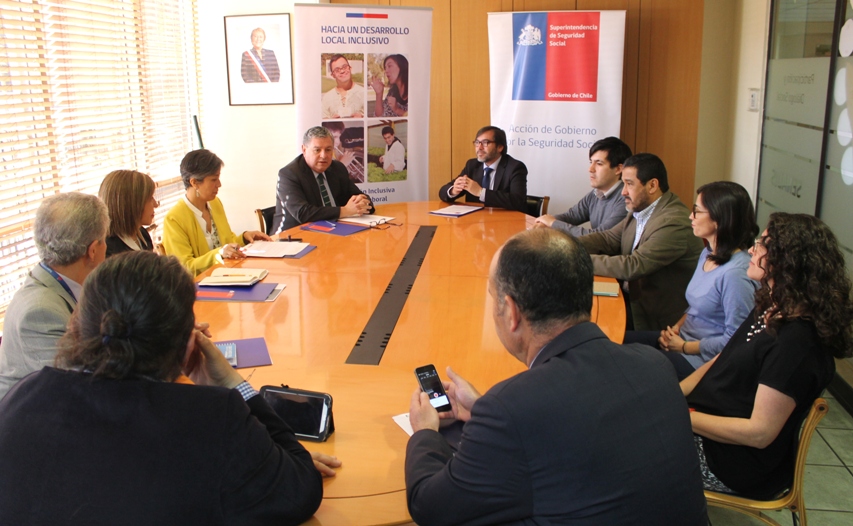 Autoridades y equipos técnicos durante la reunión en el marco del convenio entre ambas instituciones.