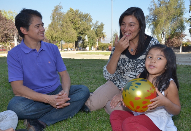 Familia comunicándose en Lengua de Señas. 