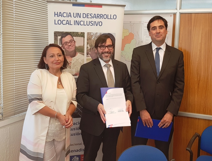 Autoridades exhiben el convenio de colaboración.