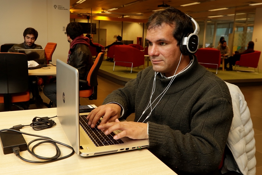 Hombre con discapacidad visual trabajando con un computador. 