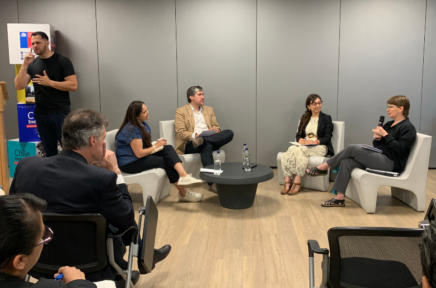 Fotografía de la mesa redonda del evento