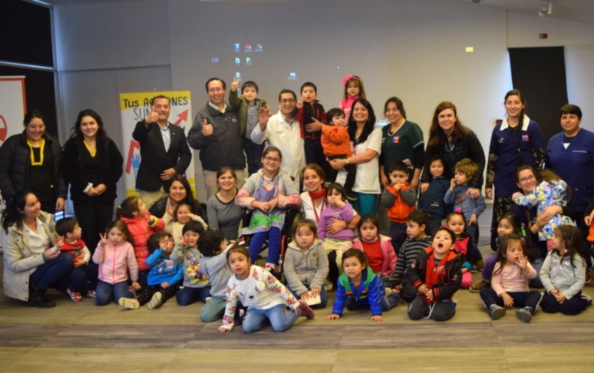 Autoridades junto a las personas que asistieron a la actividad.