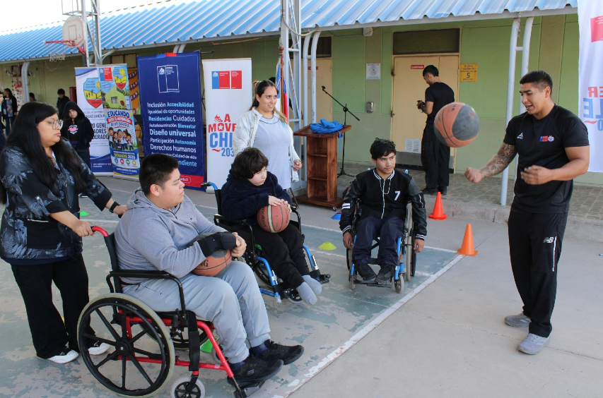 Imagen de un profesor sosteniendo un balón junto a tres jóvenes con discapacidad quienes también sostienen un balón en sus manos